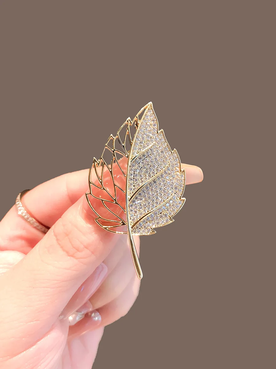 Elegant Gold Color Hollow Rhinestone Leaves Brooch Shiny CZ Women\'s Brooches Metal Pins Party Badge Jewelry Gifts