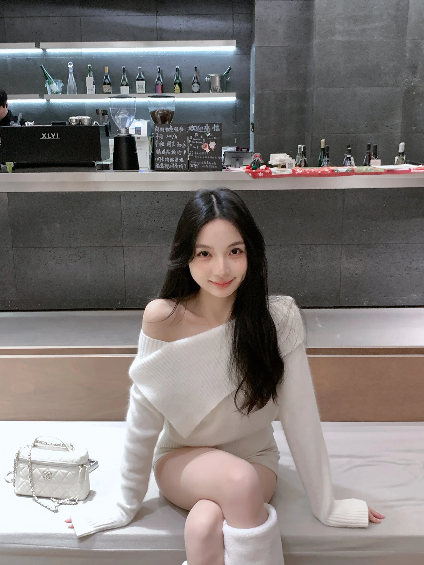 

Женский зимний модный свитер Zhouyeye с открытыми плечами, вязаный топ с длинными рукавами и воротником из смешанного меха медведя