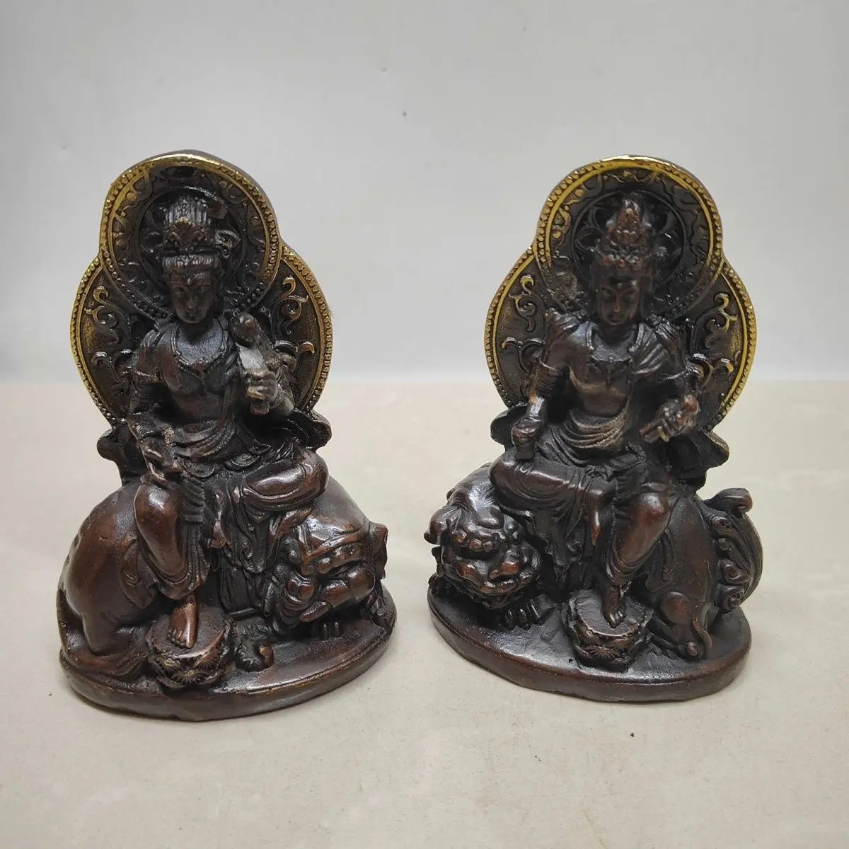 A pair of small Manjushri Bodhisattva materials, brass imitation copper gilt retro craft ornament weighs about 580 grams