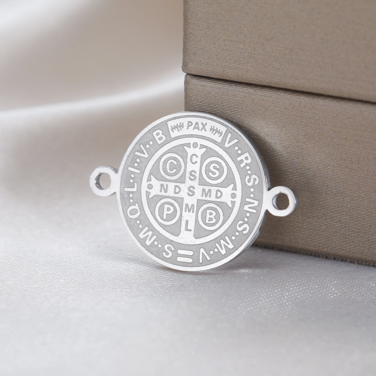 1 Stück doppelseitiges Exorzismus-Kreuz, Heiliger Benedikt-Anhänger für Armbänder, Schmuckherstellung, Edelstahl-Amulett, Schutz-Anhänger – Detail 8