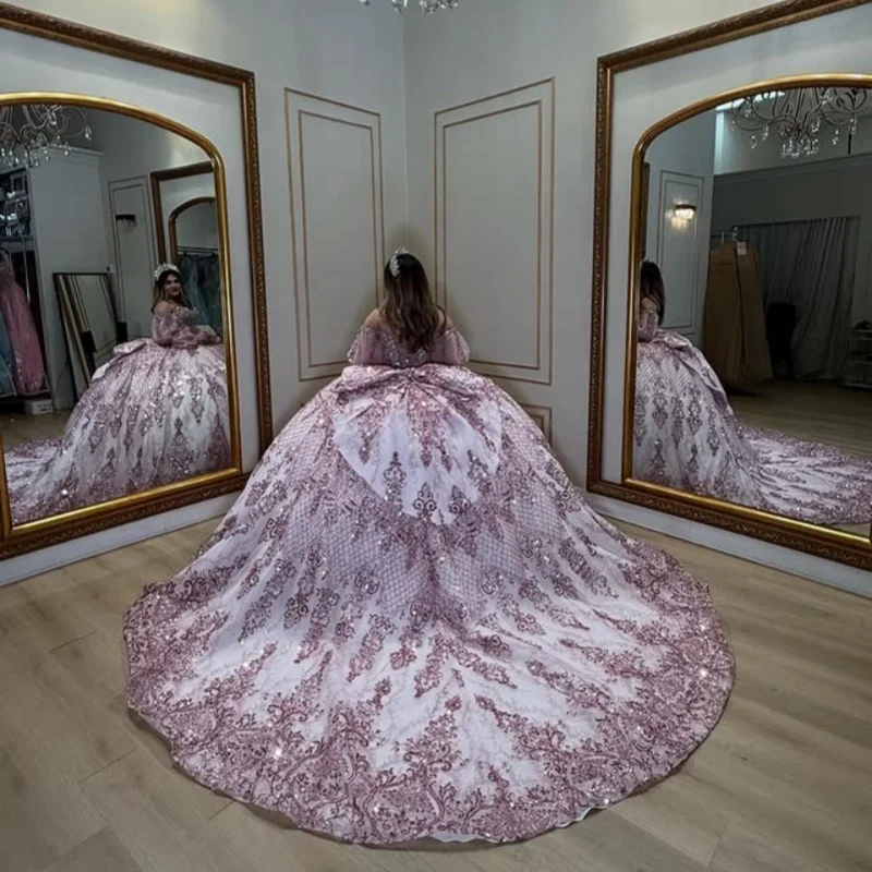 Robe Quinceanera rose brillant, épaules dénudées, dentelle cristal, paillettes, décalcomanie, longue queue, nœud, robes de 15 Quinceanera ﻿ Personnalisé