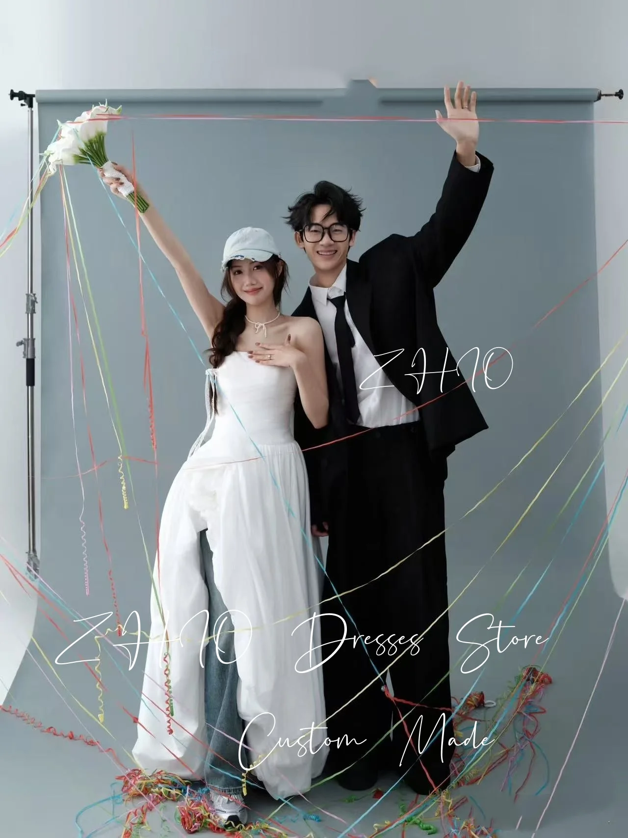 Sukienka ślubna ZHIO, nowoczesna, biała, bez ramiączek, linia A, plisy, tafta, koreańska sesja zdjęciowa, suknia na przyjęcie weselne, prosta, szyta na miarę.