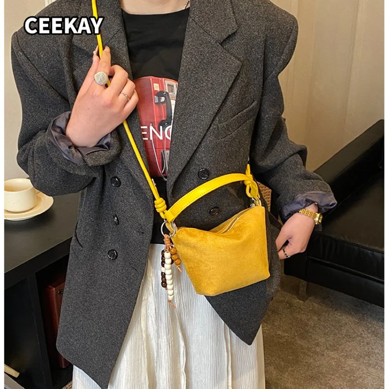 CEEKAY レディース クロスボディバッグ マスタードイエロー スエード テクスチャー スモール ショルダー ハンドバッグ ビーズ ペンダント デイリー カジュアル スイート スタイル 1