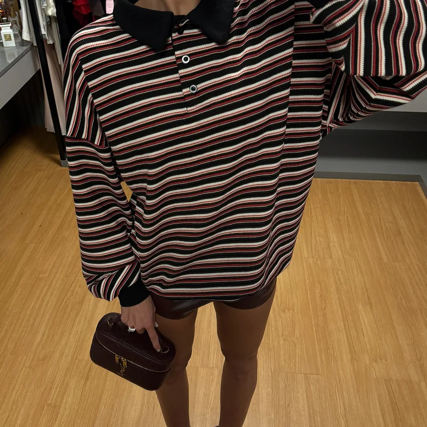 2025년 출퇴근에 적합한 스타일리시하고 캐주얼한 디자인의 가을 신상 루즈핏 레트로 스트라이프 긴팔 폴로셔츠