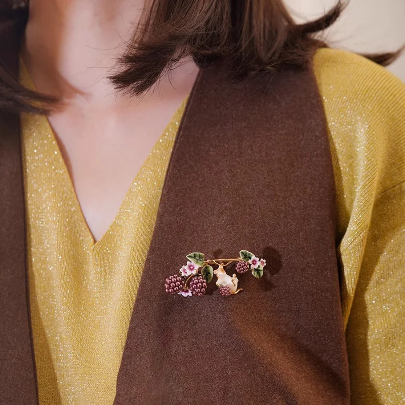 La broche élégante Foyjeff en émail coloré en forme de petit ours framboise, avec boucles d'oreilles, convient aux femmes, elle appartient à une mode rétro.