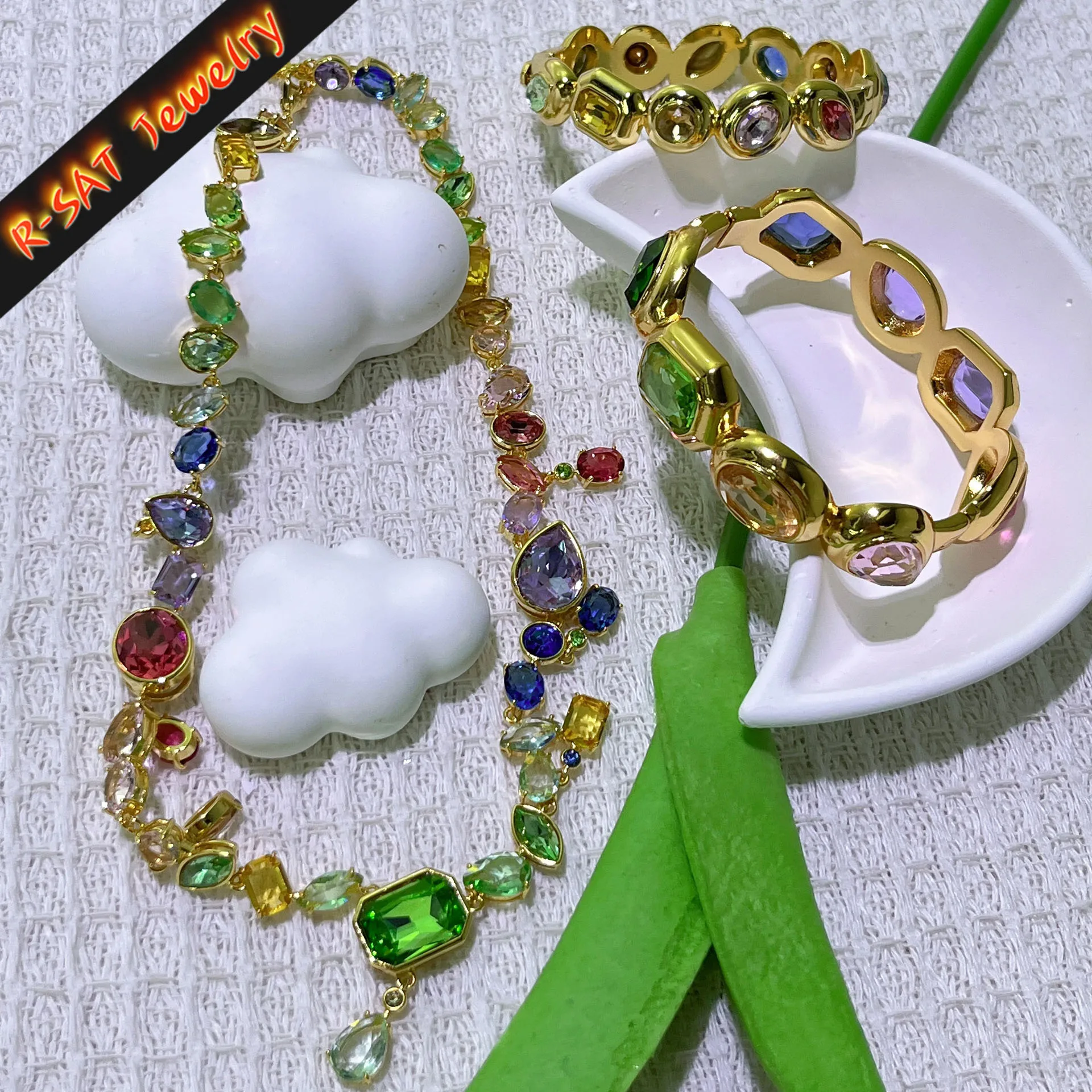 

Браслет-цепочка с кисточками в форме спирали, украшенный прозрачными блестящими элементами, в подарок