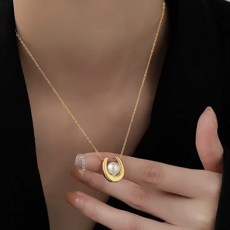 

A fashionable and niche gold pearl pendant necklace specially designed for women from Europe and America