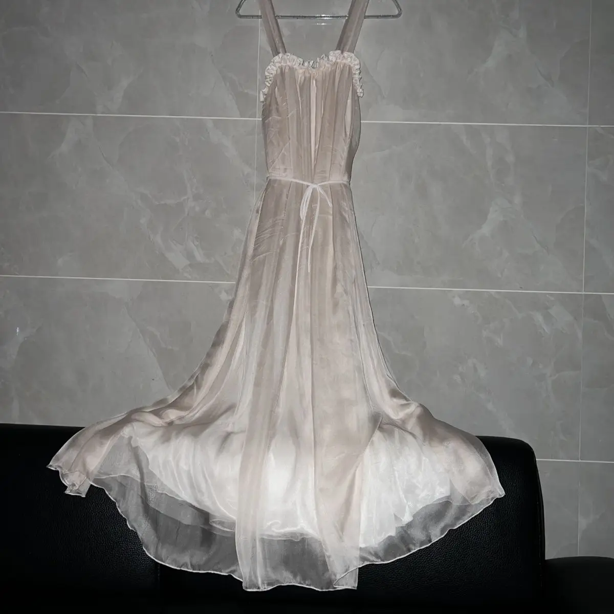 男性用セクシーな2層ボイル生地（外側）、アイスシルク生地（内側）、シルキーな肌触り、柔らかく光沢のある、シシーフリル付きサスペンダーロングドレス、女性用ゆったりドレス