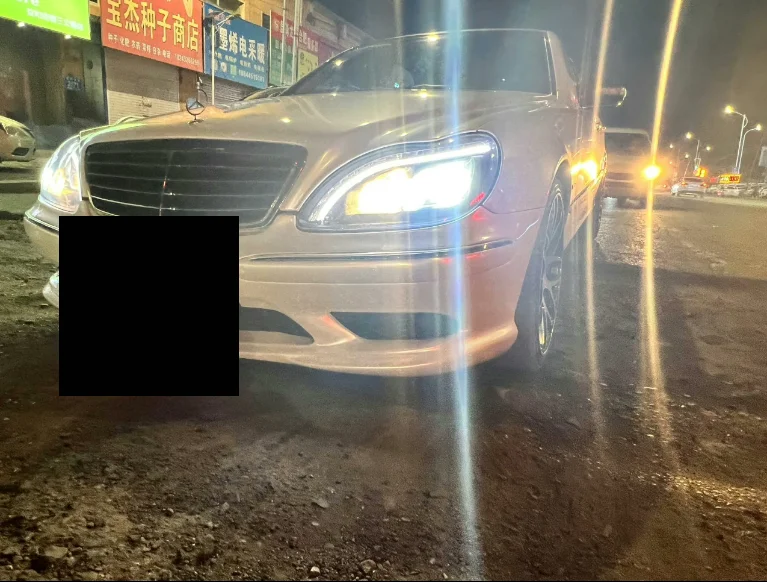 A Pair Mercedes S300/S320/S350 Headlights Were Retrofitted Into W220 Headlight Assembly 65LED Light Source