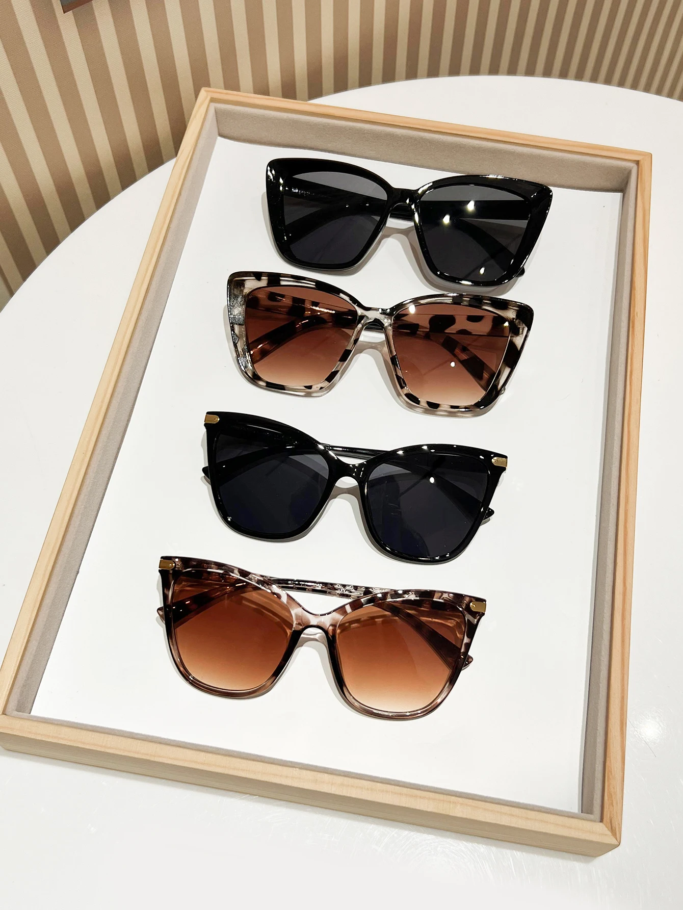 4-teiliges Sonnenbrillen-Set im Retro-Stil mit Katzenaugenrahmen, exquisites Design in Schwarz und Schildpatt, geeignet für trendige Ausflüge und Partys