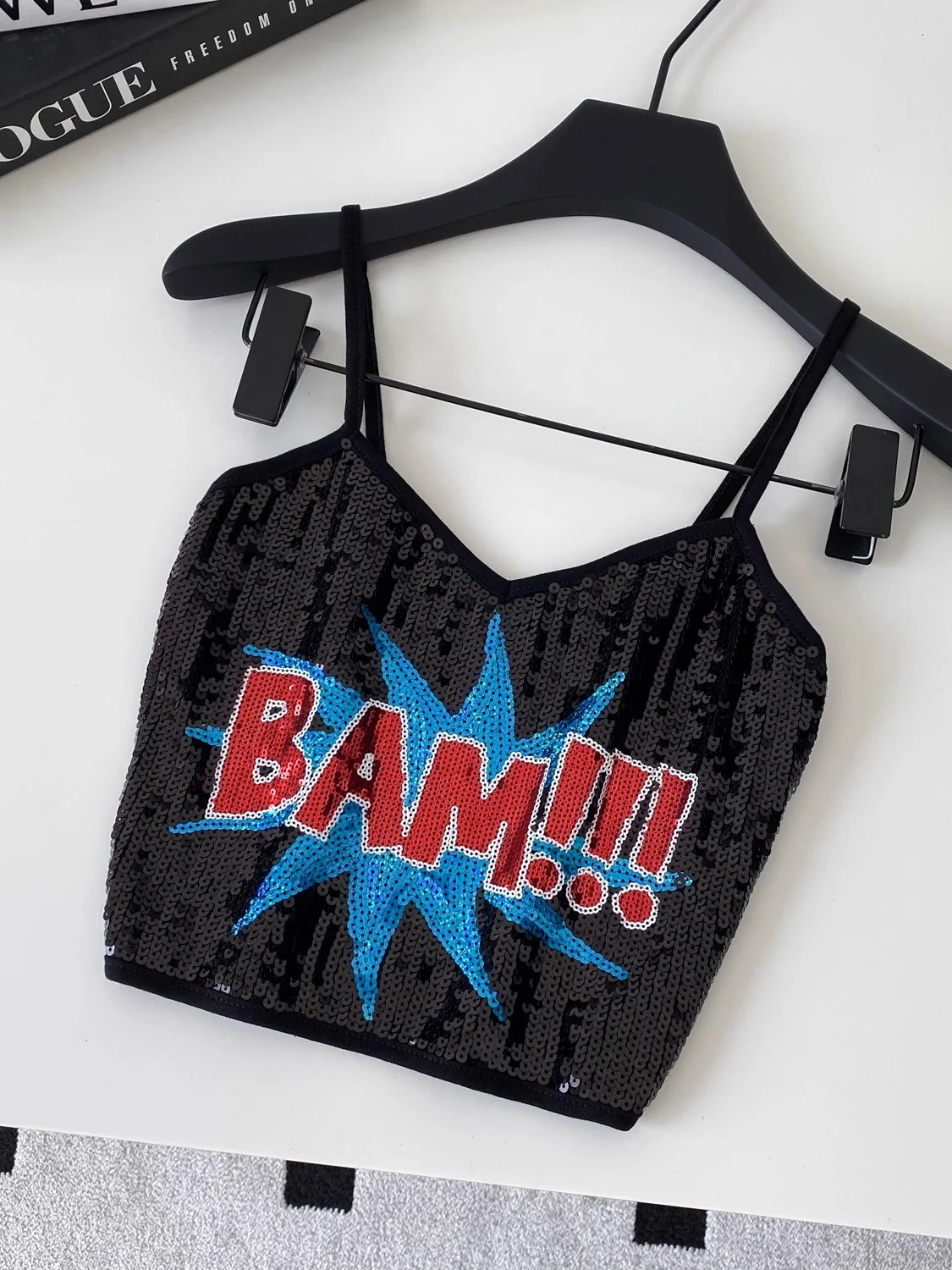 توب قصير نسائي صيفي بدون حمالات بنمط فتاة عصرية، مزين بالترتر والحروف، أنيق وضيق من البوليستر #1