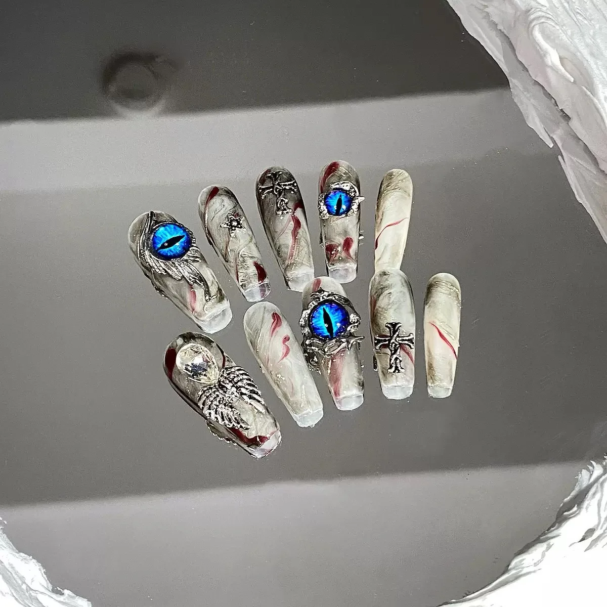 10 個 Y2K 手作り偽ネイルステッカーロング小剣棺クモグリッターダークゴシックラインストーン再利用可能なハロウィンフェスティバル