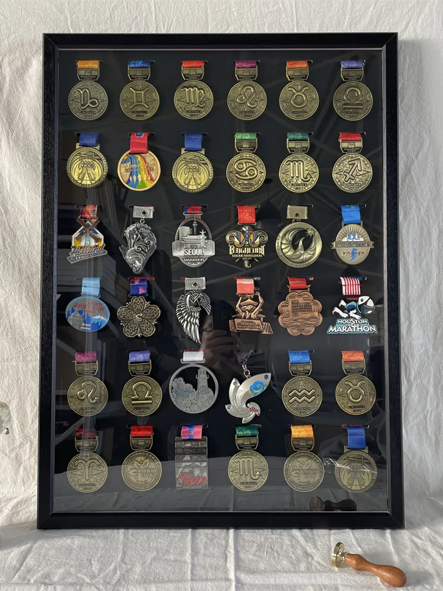 Marathon Medal Display Stand Wall Mounted Balance Car Gold Frame: Een Gedetailleerde Beoordeling voor Liefhebbers van Sportieve Herinneringen
