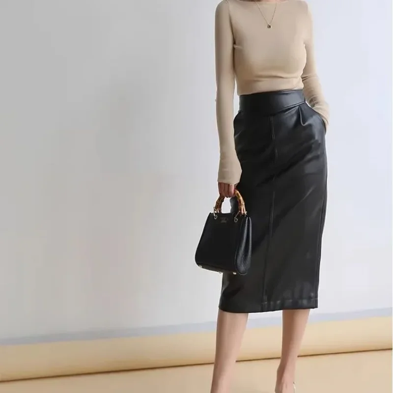 

Осень-зима 2025: обтягивающая одношаговая юбка средней длины с разрезом и высокой талией, новый темперамент