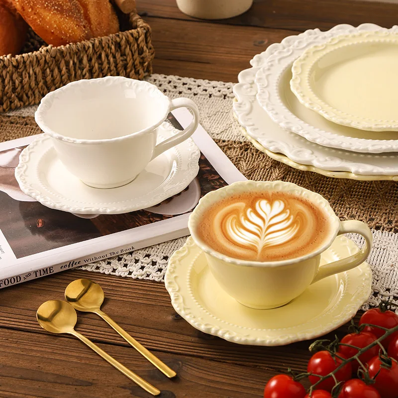 الفرنسية الإغاثة الرجعية فنجان القهوة أطقم أطباق 220 مللي المنزلية الجديدة السيراميك رائعة الصلبة مقبض أكواب الراقية طبق مدمج مستدير