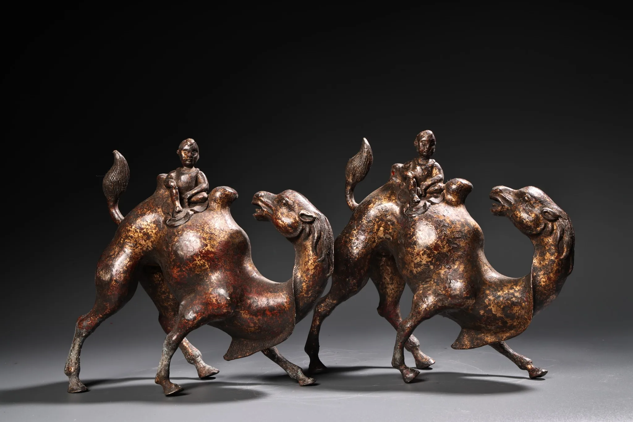 Exquisite Pure Copper Camel Statue - Elegant Living Room Desk Decor & Fine Relief Craftsmanship Collectible Accent Piece