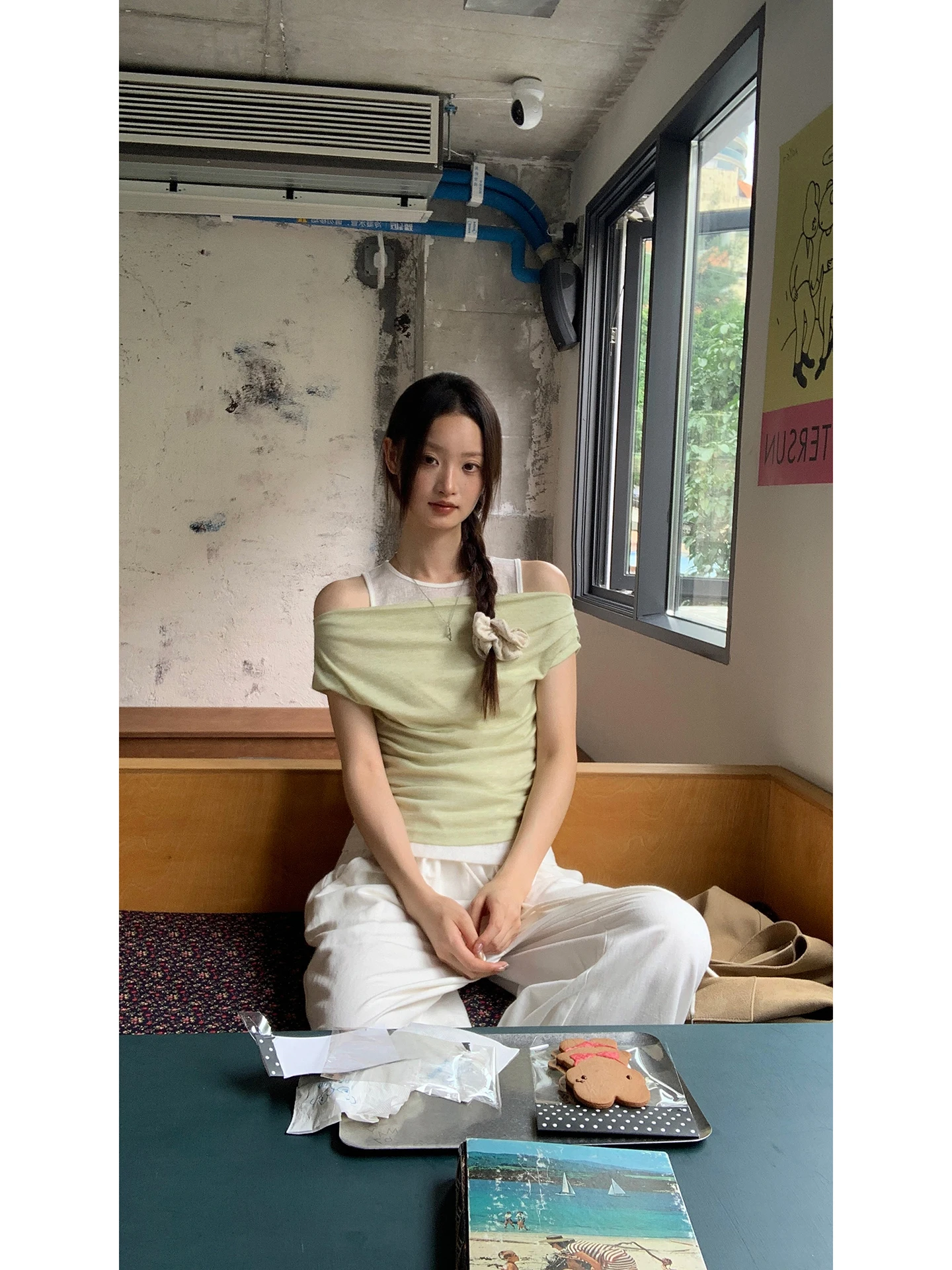 تي شيرت نسائي أحمر بأكمام قصيرة وكتف مكشوف بأسلوب ناضج خفيف، إصدار جديد للصيف، ملابس كاجوال أنيقة للسيدات #5