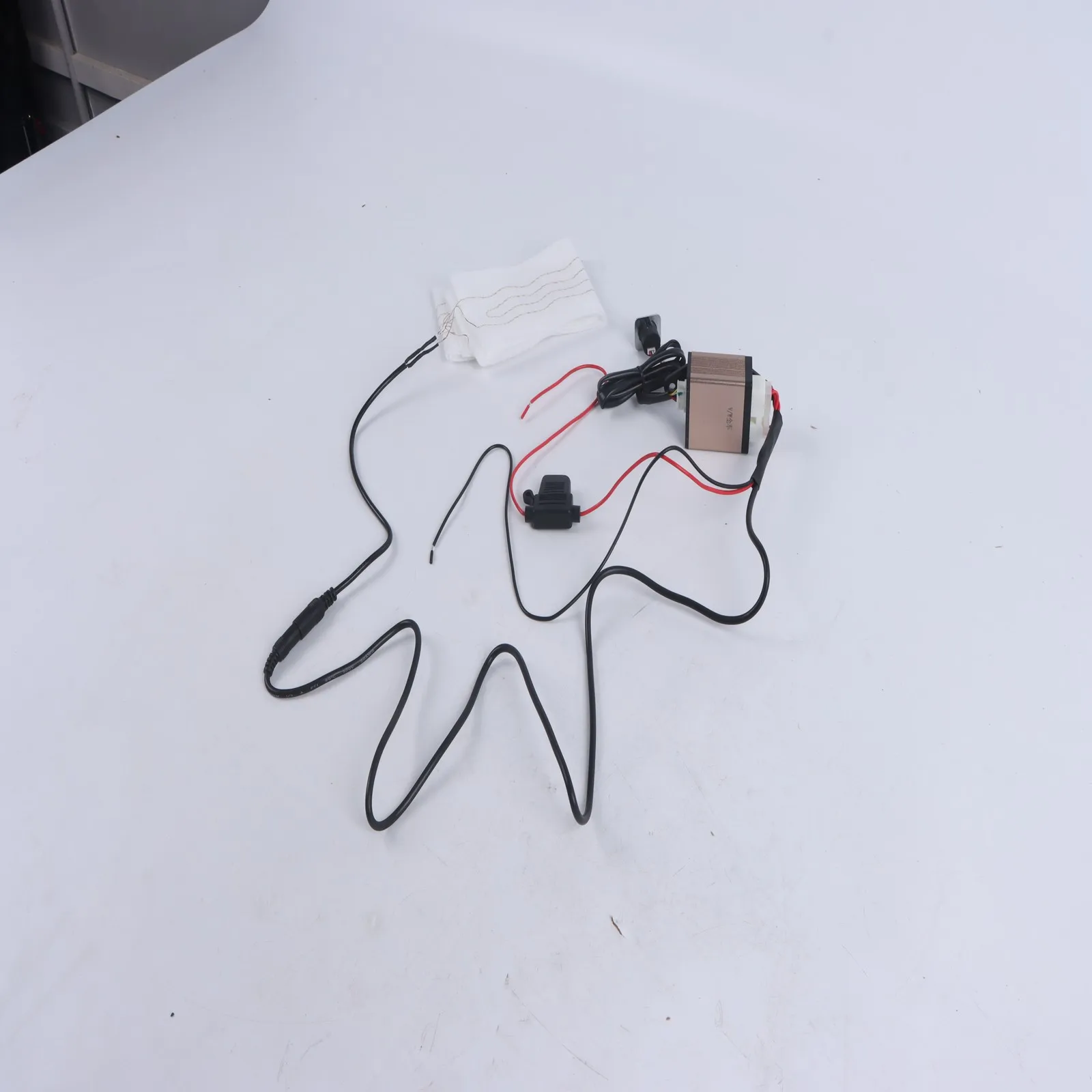 

1 комплект, универсальный нагреватель рулевого колеса с подогревом 12 В, углеродное волокно 50 см * 8 см для всех автомобилей