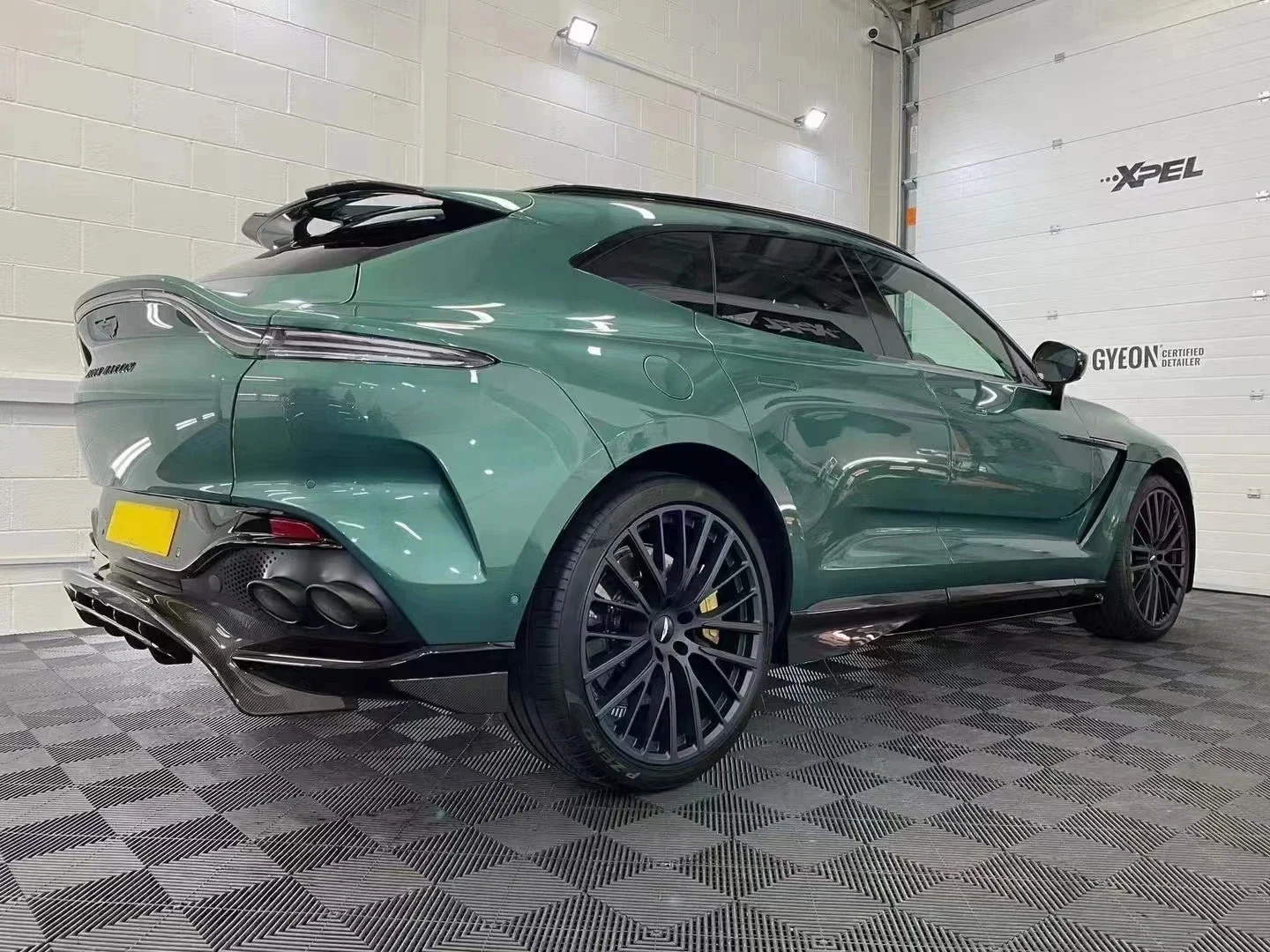 مادة ألياف الكربون الجافة لأستون مارتن DBX ترقية 707 نمط طقم الجسم المصد الأمامي التنانير الجانبية الناشر الخلفي الجناح العلوي