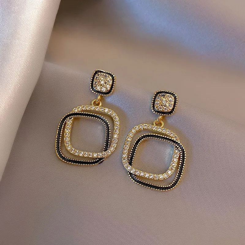 

Stylish and elegant design of new geometric square diamond earrings