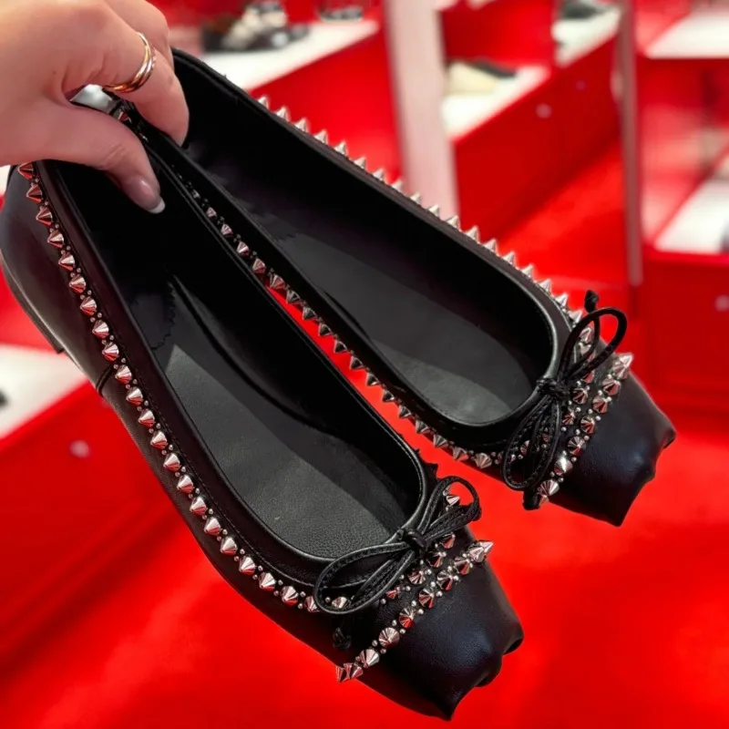 

Bow clip wrinkled pig nose rivet women's shoes 2025 Spring and Autumn new square toe versatile flat sole single shoes for women