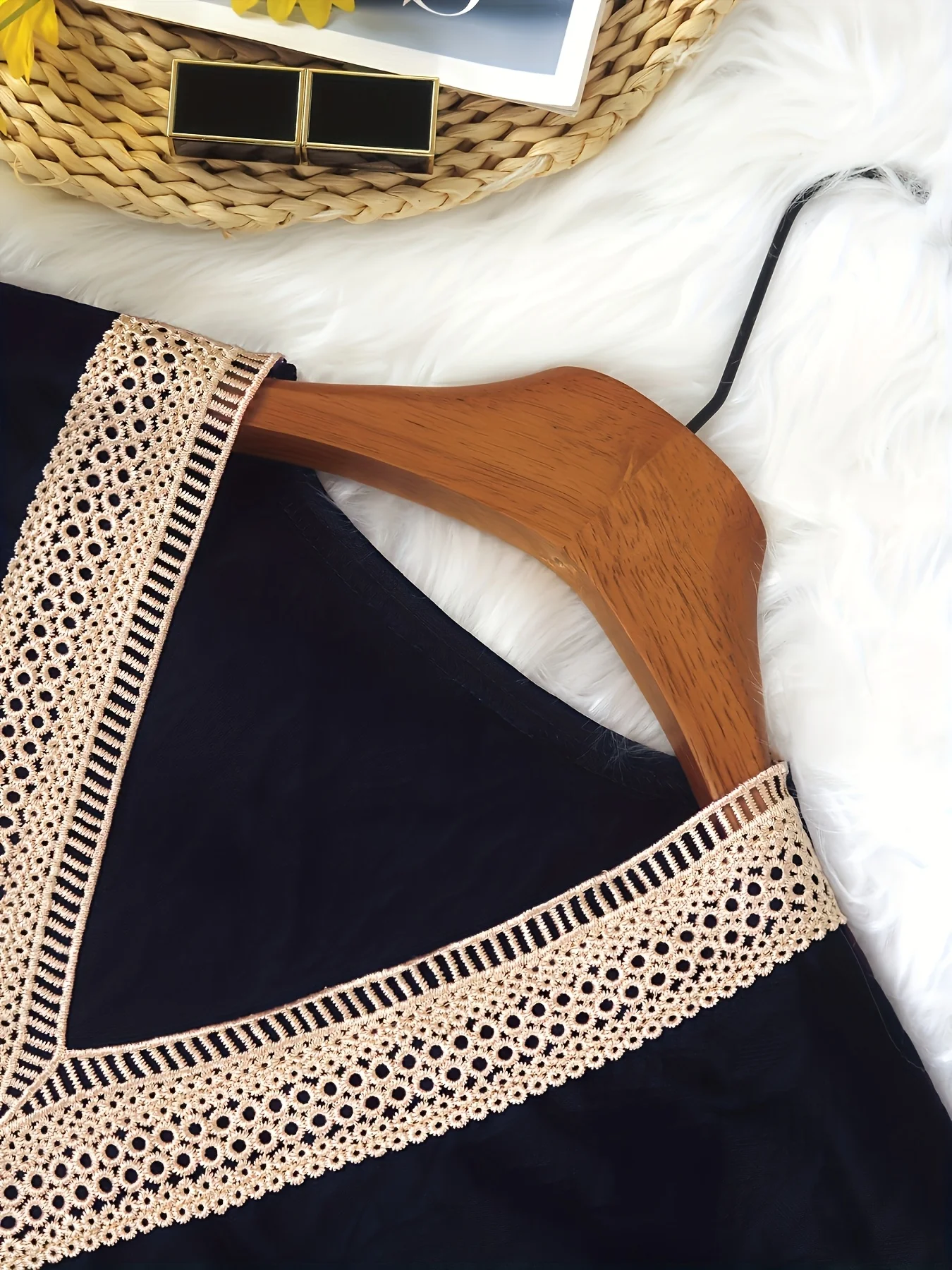 Stilvoller V-Ausschnitt-Pullover mit Spitzenbesatz für Damen in Übergrößen für mühelose Eleganz – Detail 9