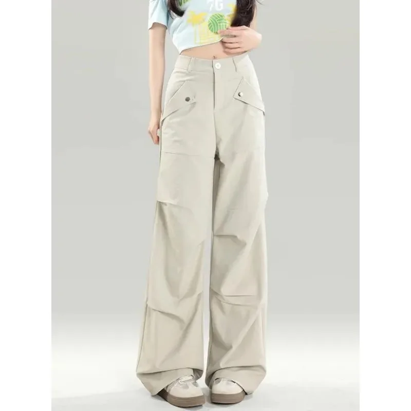 

Женские брюки карго с высокой талией, широкими штанинами и карманами на пуговицах