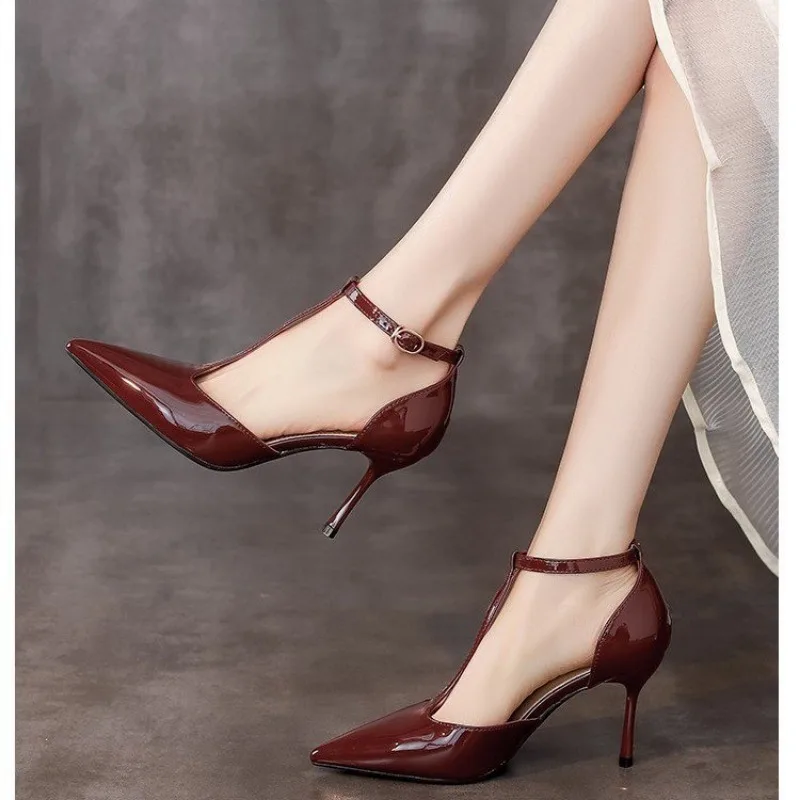 2024 nuovi arrivi scarpe di lusso Sexy sandali da donna in pelle verniciata nero argento bianco rosso cinturino a T décolleté taglia caviglia 35-39