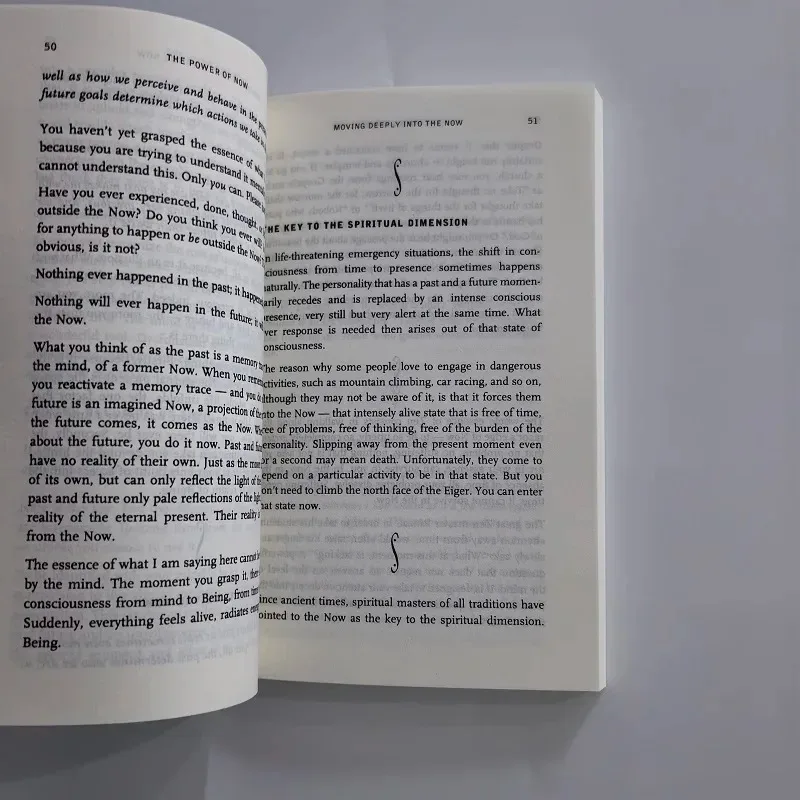 قوة الآن》 بواسطة Eckhart Tolle - الدليل الكلاسيكي للتنوير الروحي