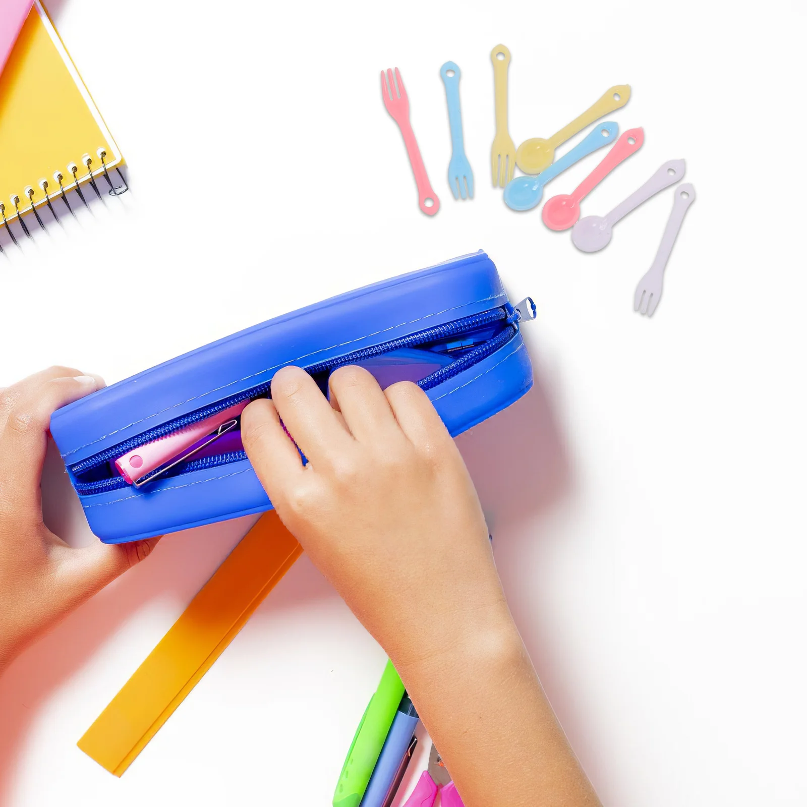 40Set Miniatuur Poppenhuis Gebruiksvoorwerpen Kleurrijke Plastic Mini Lepels Vorken Kleine Keuken Accessoires voor Creatieve Mini Huis Decor