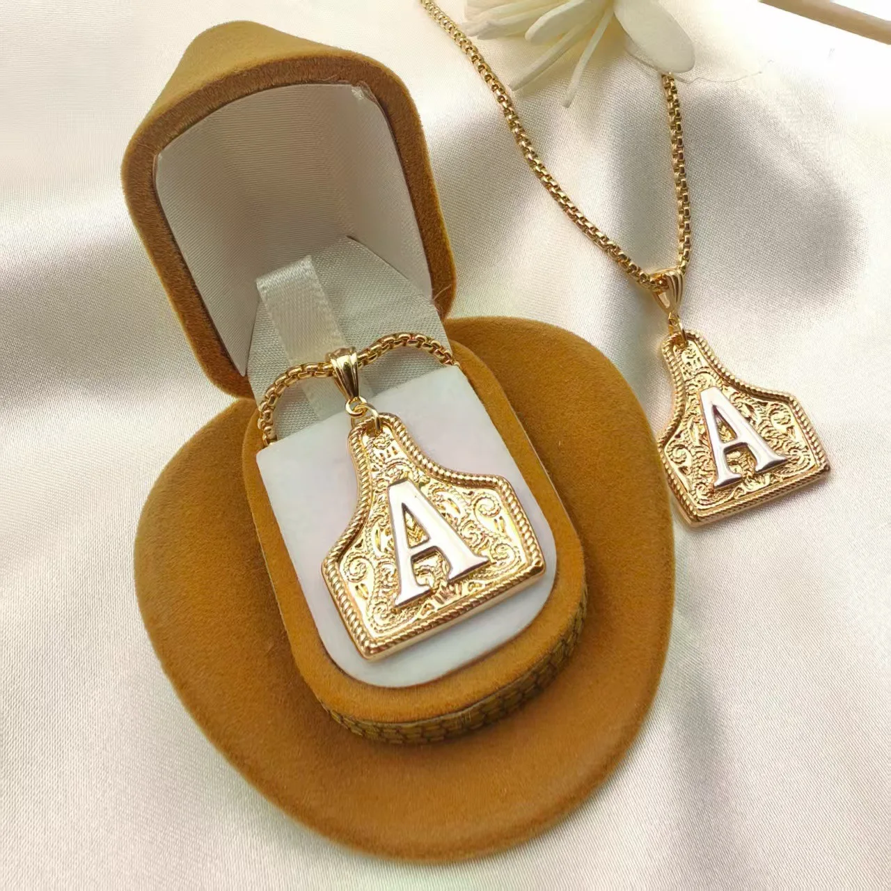Vintage Goldene Initialen-Halskette, Buchstabe A Anhänger, Gravierter Charm, Zweifarbige Kette für Damen, Leichter Luxus-Schmuck, Geschenk – Detail 1