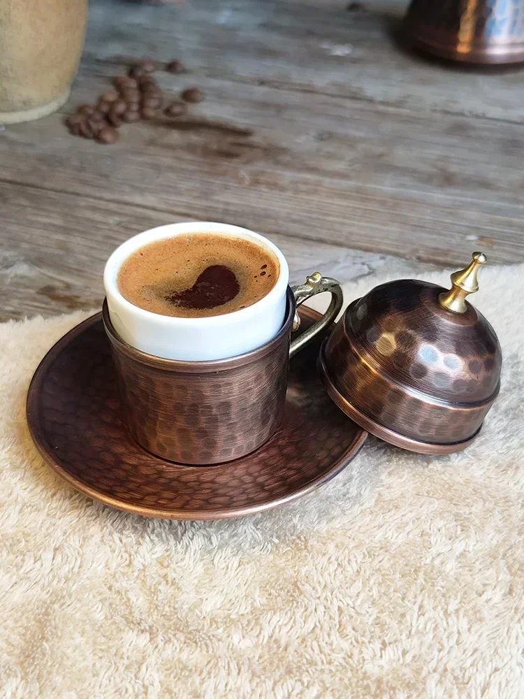 Dobry miedziany kubek do kawy importowany z Turcji, ekskluzywny ręcznie robiony zestaw w stylu europejskim dworskim, wzór młotkowany, designerski model.