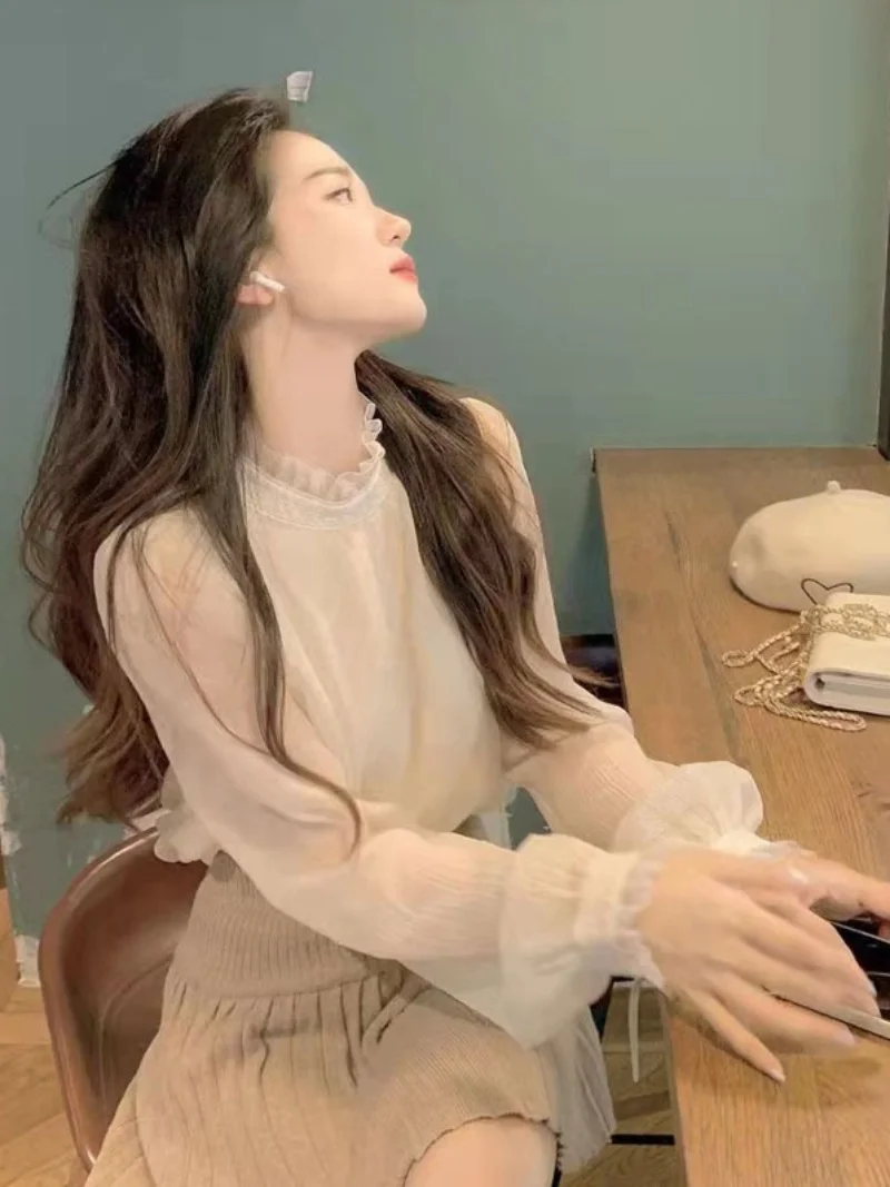 Elegancka koronkowa stójka, falbanki pod spód, damski design, mały krój Cro Me, szyfonowa długa bluzka z długim rękawem, spódniczka wewnętrzna.