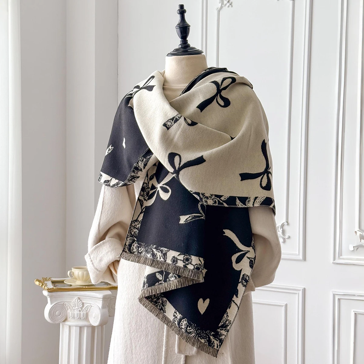 ผ้าพันคอพิมพ์ลายโบว์สุดหรูสำหรับผู้หญิง ฤดูหนาว 2025 ผ้าพันคอพัชมีนาสองด้าน ผ้าคลุมไหลหนา ผ้าพันคอฟูลาร์ด