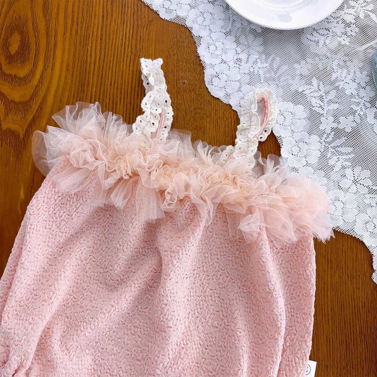 بذلة صيفية للفتيات الصغيرات حلوة وجذابة بحزام من الدانتيل الشبكي، بذلة ناعمة ومريحة للأطفال، مناسبة للارتداء في الهواء الطلق
