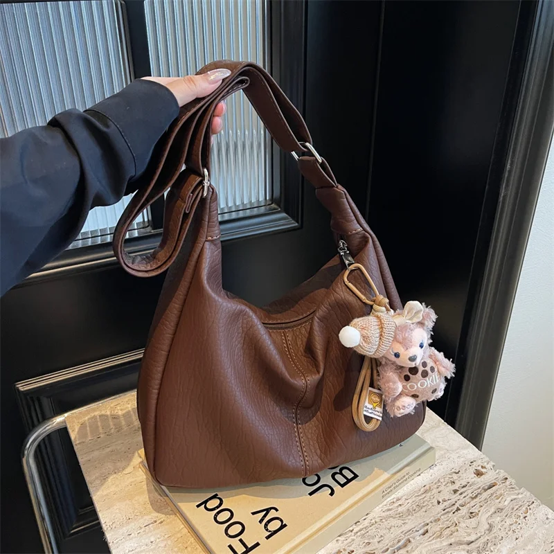 

New Advanced retro commuting bag student new shoulder bag fashionable and cute hanging decoration large capacity crossbody bag