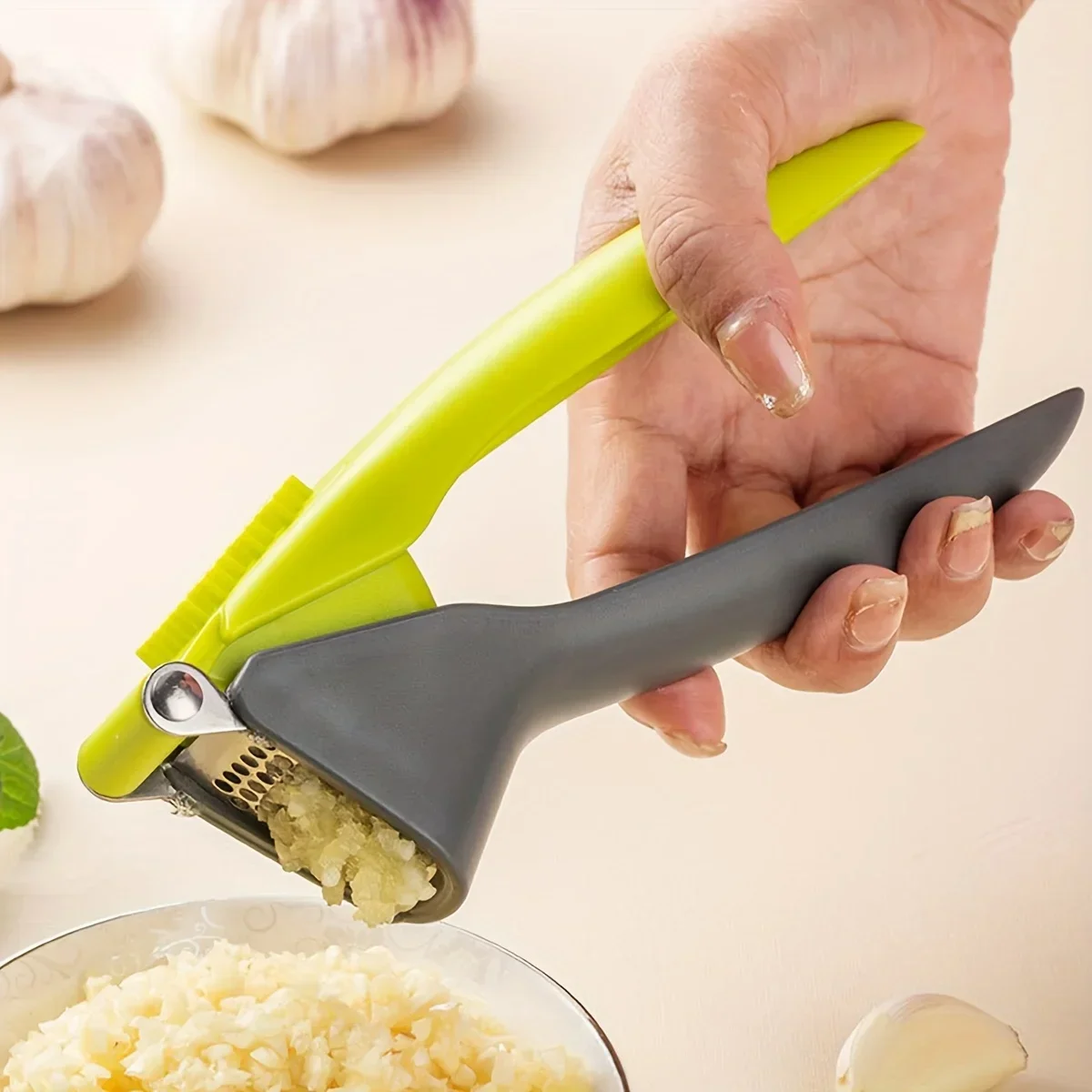 

1pc Manual Garlic Press & Mincer - Efficient Garlic Crusher for Kitchen, Easy to Clean, Garlic Grinder, Kitchen Gadget