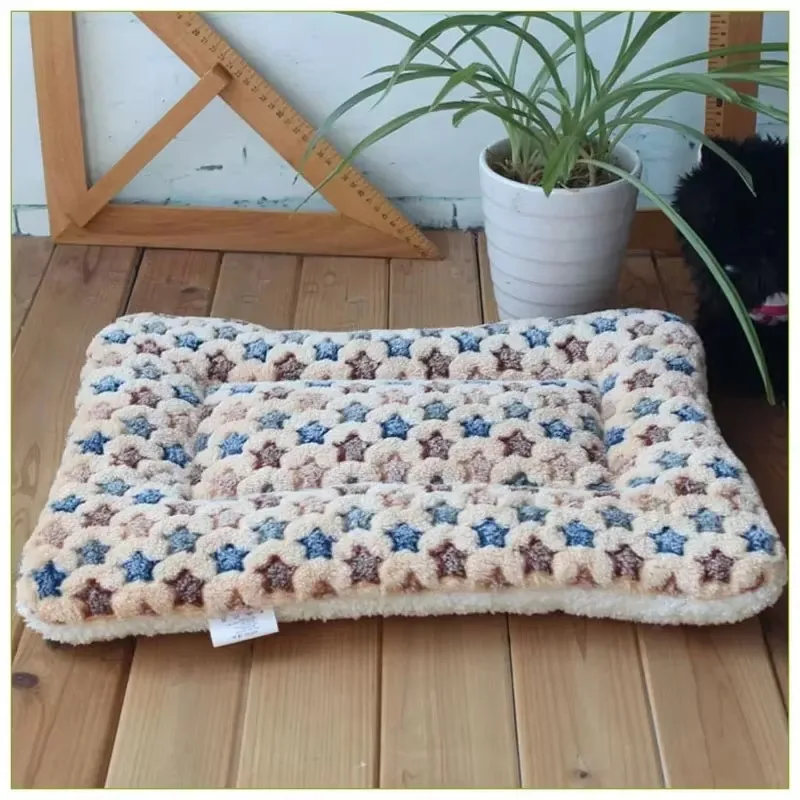 

57x38cm Comfortable Flannel Pet Mat Dog Bed Cat Bed Thickened Sleeping Mat Dog Blanket Mat Suitable for Puppies Kittens Pet Rug