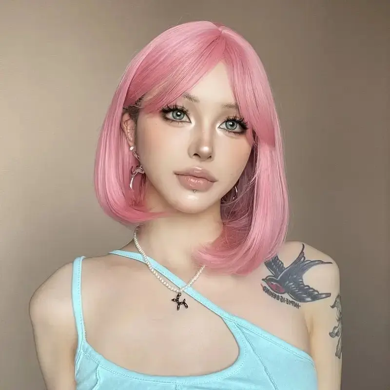 

Synthetic Wig With Pink Color, Short Straight Hair For The Girl's Bangs. Suitable For Daily Gatherings And Role-Playing.