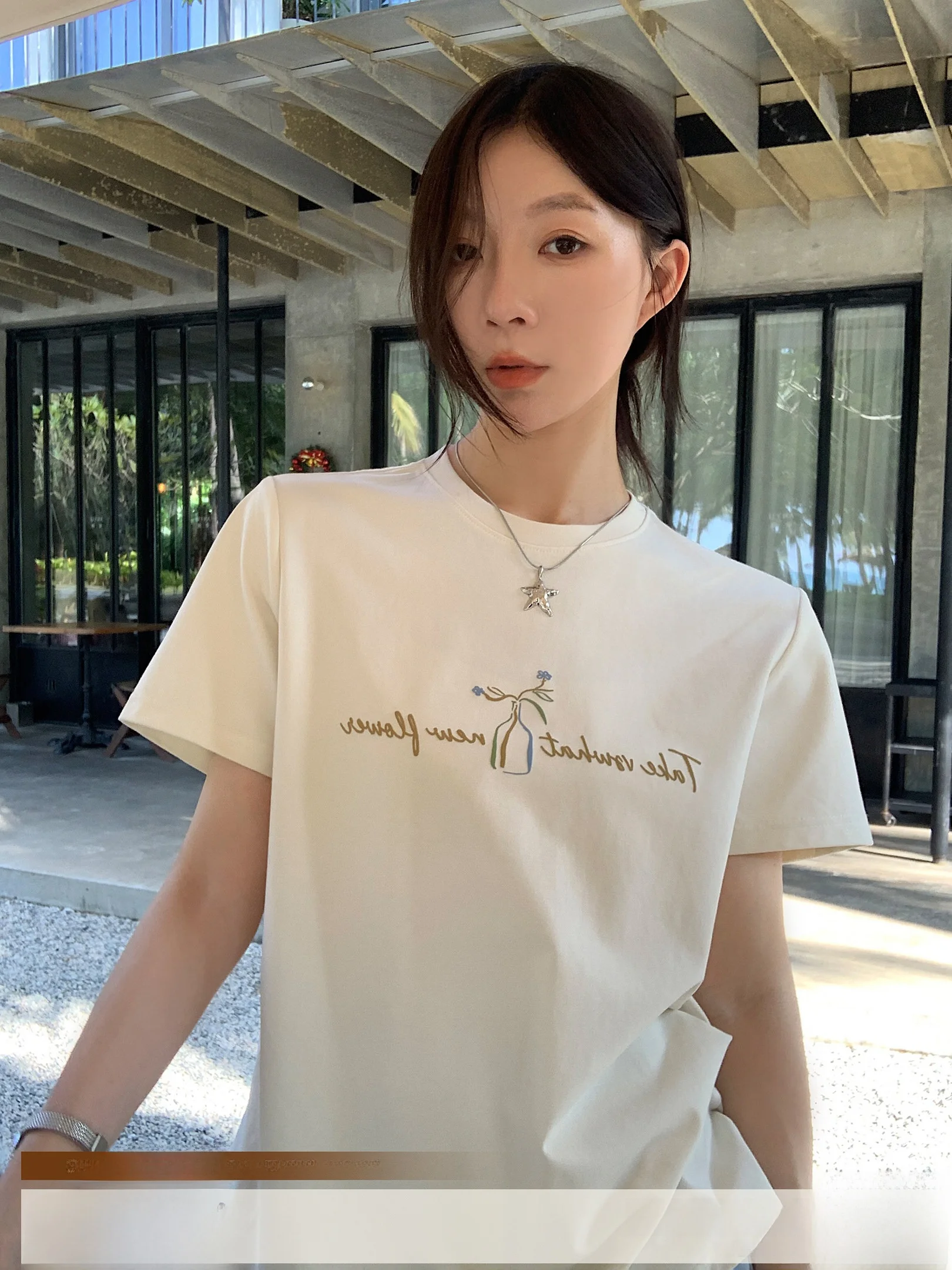 

Новая женская летняя футболка с коротким рукавом в корейском стиле, с цветочным принтом и надписью, базовая модель, топ с открытыми плечами, модный дизайн