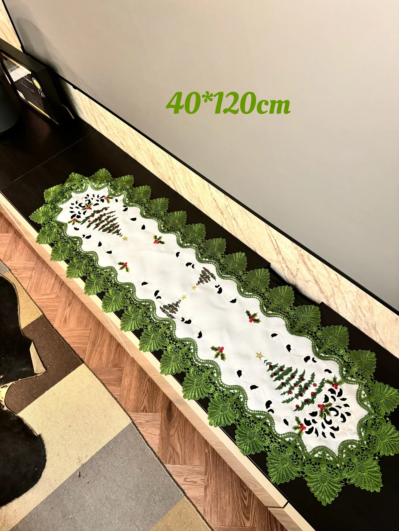 A Christmas Tree Lace-Edged Table Runner, a Festive Polyester Fiber Embroidered Hand-Carved Lace-Edged Decorative Table Runner, Suitable for Dining Tables, Coffee Tables, Shoe Cabinets, Sideboards, Coffee Tables, and for Daily Home Decoration and Christmas Decorations
