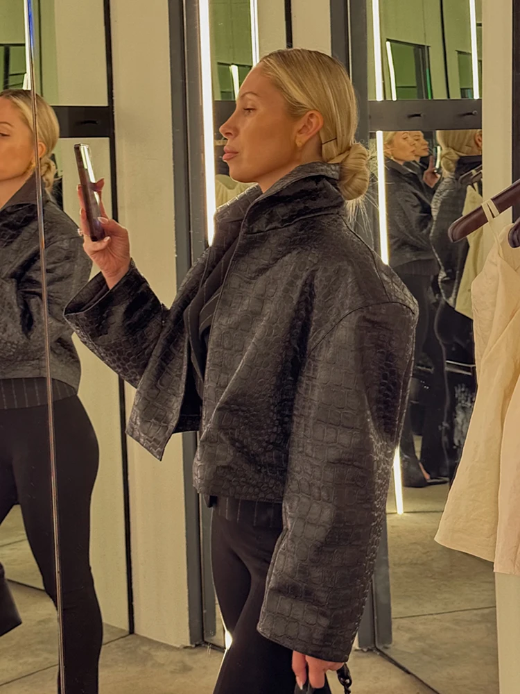 Minimalistische geprägte Kunstlederjacke für Damen, weiß, Stehkragen, offener Schnitt, lange Ärmel, kurzer Mantel, modische Streetwear für Partys. – Detail 16