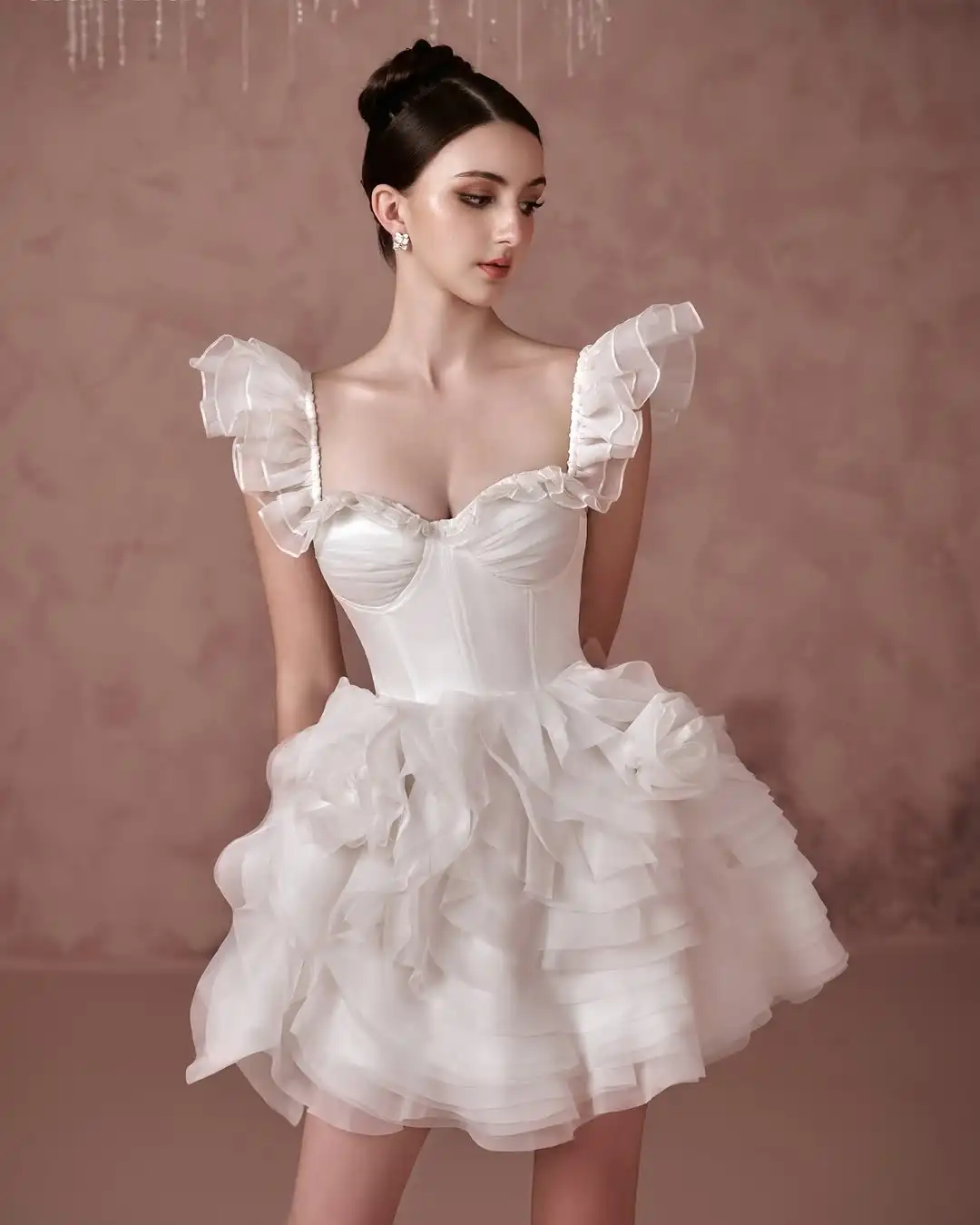 Biała koronkowa suknia wieczorowa z odkrytymi ramionami i falbankami, romantyczna satynowa suknia, suknia na przyjęcie weselne, tiulowa suknia, haftowana flora.