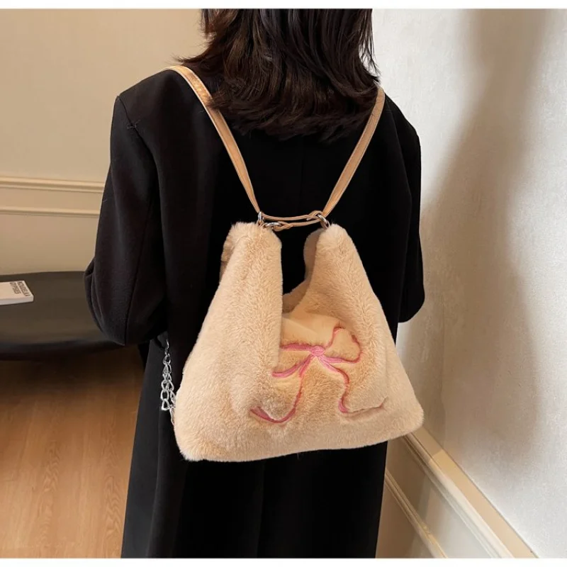 

Elegant Women's Messenger Bag With Leather Material And Classic Paris Inspired Trendy Commuter Design​