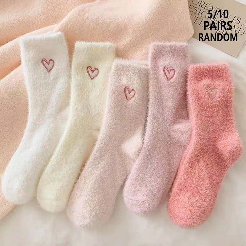 5/10 Paar zufällige Damen-Socken mit niedlichem Herz-Print, dick gefüttert mit Fleece, weiche, warme, atmungsaktive Thermo-Winter-Socken in mittlerer Wadenlänge