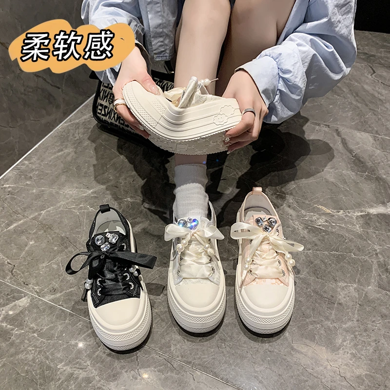 New Chinese style women\'s shoes for the summer of featuring embroidered prints, rhinestone ribbons, and breathable thick soles