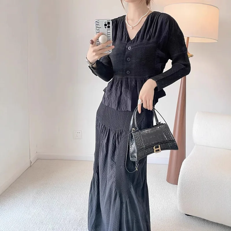 2025 Top estivo a maniche lunghe con scollo a V + gonna bustier in vita elastica Miyake Set da due pezzi da donna a pieghe chic dal design di alta qualità