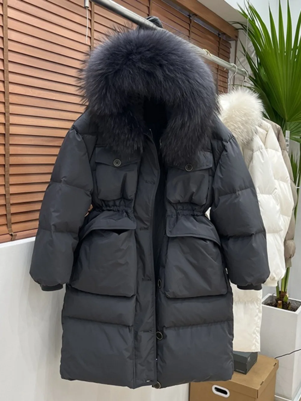 Parka con piume di pioggia in piuma d\'anatra con cappuccio Cappotto in vera pelliccia di procione grande Piumino lungo europeo da donna invernale