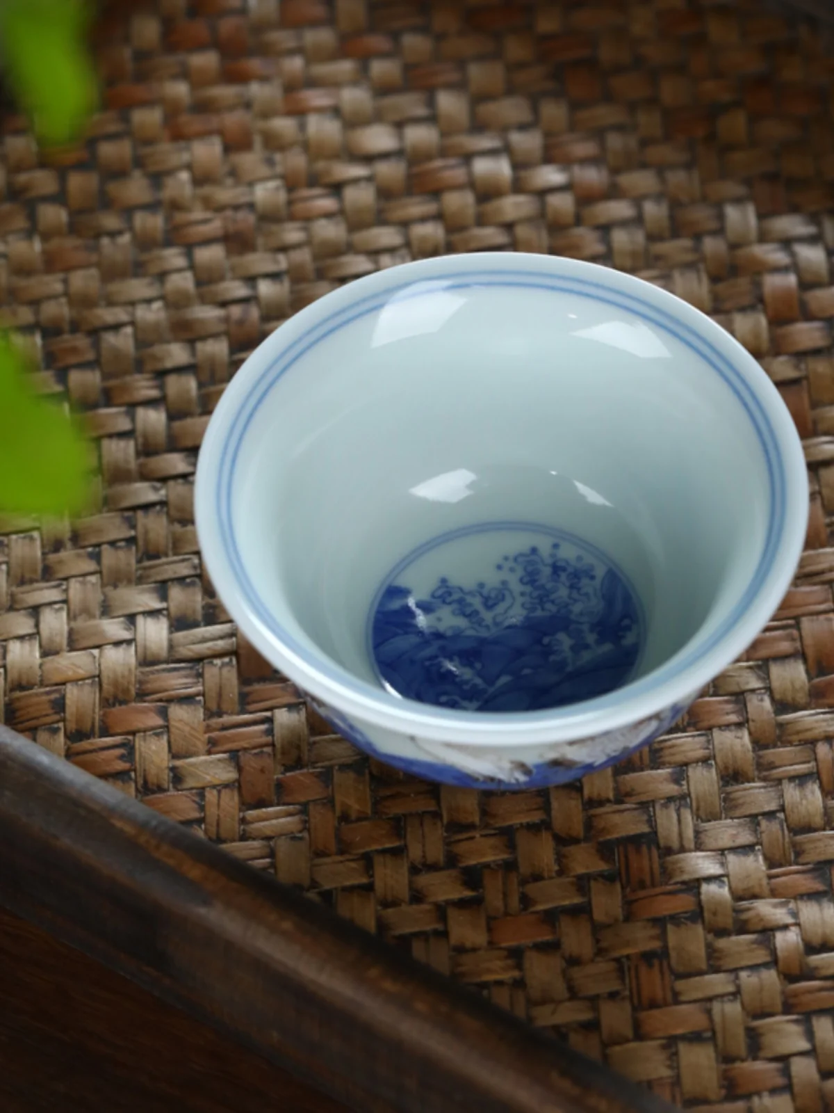 

Jingdezhen Blue And White Bucket Color Sample Tea Cup Home Owner Cup Antique Porcelain Tea Pressed Hand Cup high-grade