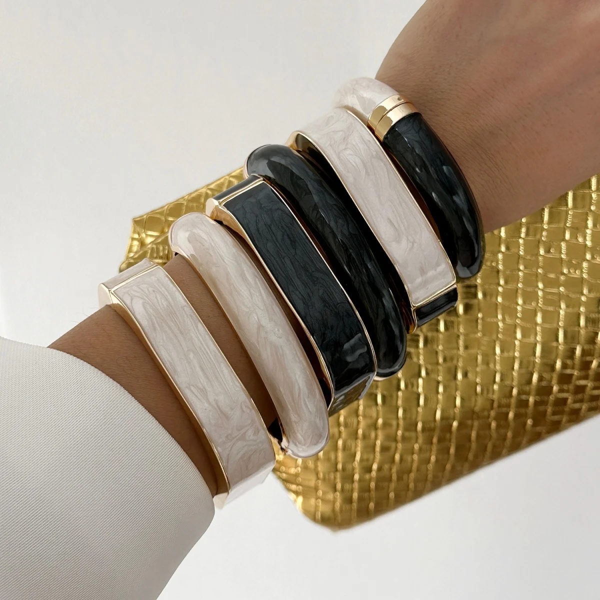 Vintage schlichte schwarz-weiße Emaille-Armreifen in ovaler und quadratischer Form für Damen und Herren, modische geometrische Metall-Armreifen, Alltags-Punk-Schmuck – Detail 3